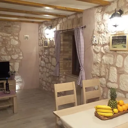 Dvor Rogoznica (Sibenik-Knin)