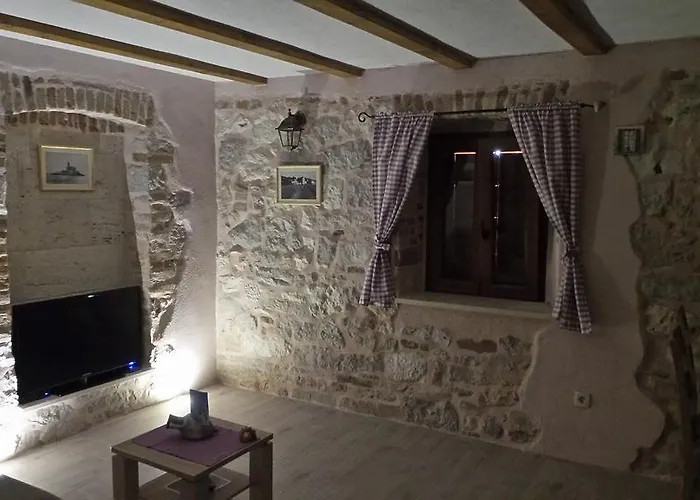 Dvor * Rogoznica (Sibenik-Knin)