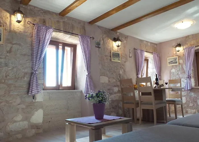 Dvor Rogoznica (Sibenik-Knin)