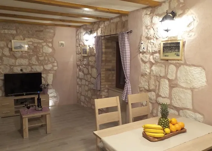 Dvor Rogoznica (Sibenik-Knin)