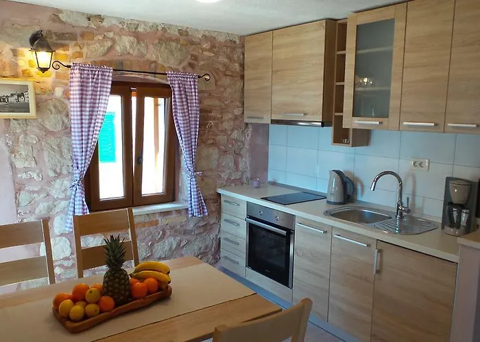 Dvor * Rogoznica (Sibenik-Knin)