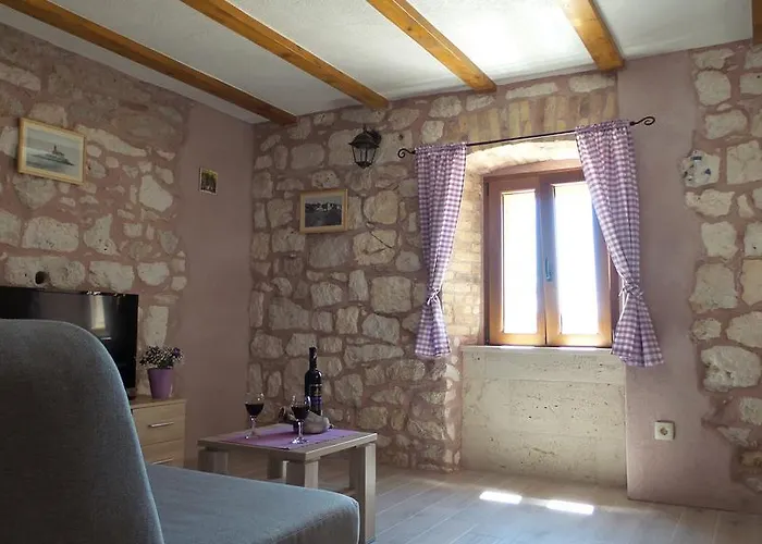 Dvor * Rogoznica (Sibenik-Knin)